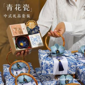 Blue and white Chinese porcelain gift set for bridesmaid souvenir with traditional paper craft packaging