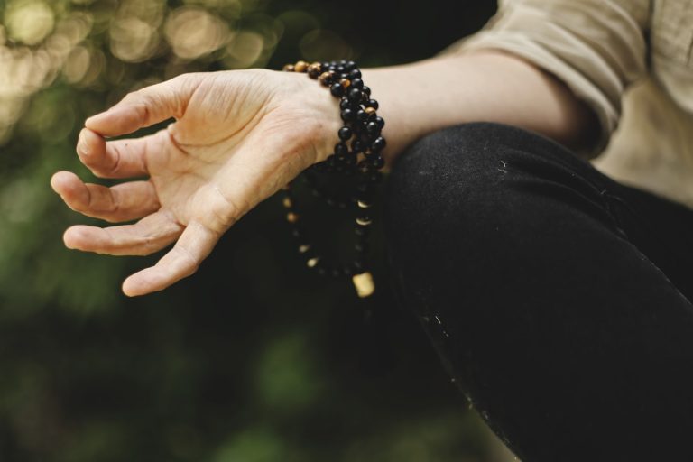 How to Style a Chinese Bead Bracelet: A 2,000-Year-Old Guide 4 How to Style a Chinese Bead Bracelet: A 2,000-Year-Old Guide 3